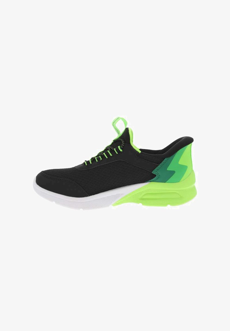 Scarpe sportive nere con parte superiore in mesh, dettagli verde lime, tallone rinforzato e suola texture. Presentano lacci neri e un occhiello sul tallone.