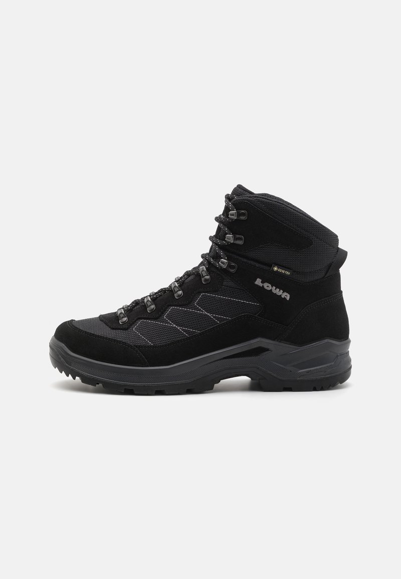 Scarponcino da trekking nero con tomaia in materiale sintetico, finitura texture, supporto rinforzato per la caviglia e suola in gomma aggressiva con sistema di allacciatura.