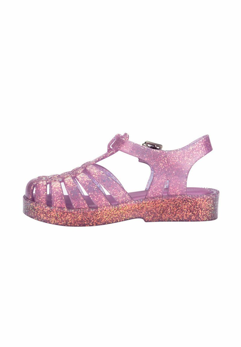 Sandal in gel con glitter rosa, design con punta aperta, parte superiore a fessure, cinturino regolabile e finitura luccicante e texturizzata su una suola spessa.