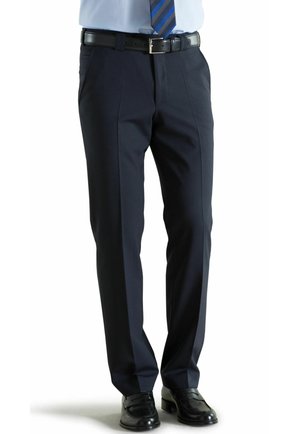 Marineblauwe dress pants van gladde stof, met een recht pasvorm ontwerp, plooien en een klassieke pasvorm, gecombineerd met gepolijste zwarte schoenen.