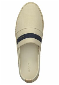 Beige canvasespadrilles med ett marinblått elastiskt band och jute detaljer. Inuti är de släta med en präglad guld-logotyp på sulan.
