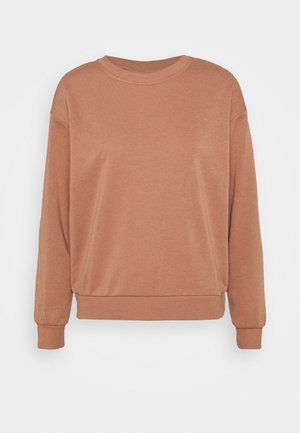 Brun crewneck sweatshirt med lange ærmer, ribstrikkede manchetter og ribstrikket kant, vist mod en ensartet lys baggrund.