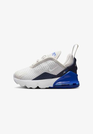 Nike Air Max sneaker met een witte mesh bovenkant, marineblauwe accenten, een getextureerde rubberen zool en een zichtbare luchtkusseneenheid in de hiel.