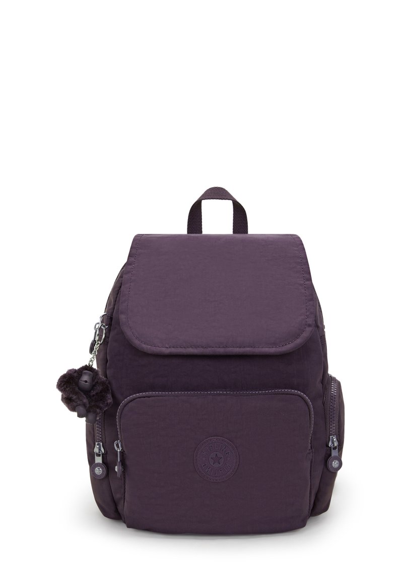 Lila ryggsäck i texturerad nylon med klaffstängning, rundad form, framficka, sidodragkedjor och en plyschnyckelhängare som accent.