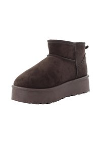 Brązowy zamszowy botek za kostkę z zaokrąglonym noskiem, przeszyciami oraz grubą, teksturowaną gumową podeszwą. Posiada pętelkę z tyłu przy pięcie.