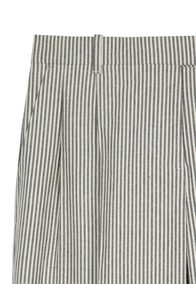 Pantalon avec des rayures verticales bleu marine et blanches, doté d'une taille élastique et de deux poches avant. Fabriqué en tissu léger avec une texture lisse.