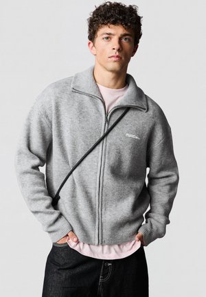 Bershka BOXY FIT KNITTED ZIP-UP - JACKET - Cardigan - grey