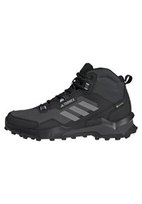 Crna planinarska cipela izrađena od sintetičkog materijala sivoj akcentima, teksturirana gornja strana i čvrsta potplat; ima prozračnu Gore-Tex podlogu.