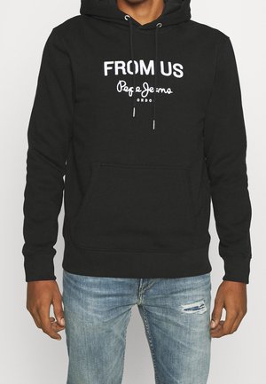 Felpa nera con testo bianco "FROM US" e "Pepe Jeans London". Presenta una tasca frontale, cappuccio con coulisse e polsini e fondo a coste.