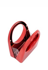 Rød plastik håndtaske med glat, blank finish. Har rund håndtag og geometrisk form, med en klar accent ved bunden.