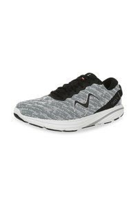 Schwarz-weiße Sportschuhe mit einem strukturierten Strick-Obermaterial, schwarzen Schnürsenkeln und einer gepolsterten weißen Sohle. Mit einem Logo an der Ferse.