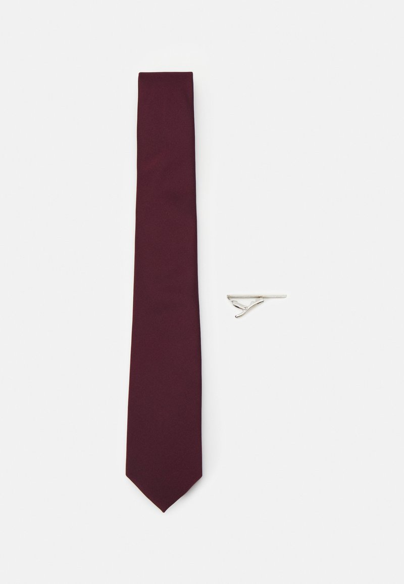 Cravat bordo cu o textură netedă și vârf ascuțit, însoțit de un clips de cravată argintie cu un design simplu și elegant.