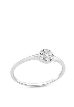 Delicato anello in argento con un gruppo di piccoli diamanti rotondi incastonati in una parte superiore circolare, design minimalista ed elegante.