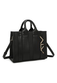 Borsa nera strutturata con doppi manici superiori e una tracolla rimovibile. Presenta una finitura in pelle liscia e un accento del logo color oro.