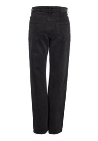 Črne ženske denim traperice s ravnimi nogavicami prikazane s hrbtne strani, z zankami za pas in dvema zadnjima žepoma na belem ozadju.