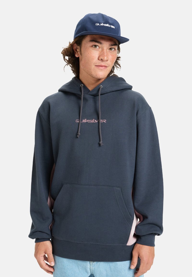 Námorně modrá mikina s růžovými akcenty, s kapucí na šňůrku a klokankou. Na hrudi se nachází logo Quiksilver v světle růžové barvě.