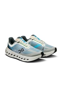 Leichte Laufschuhe mit einem Mesh-Obermaterial in Blau- und Grautönen, ausgestattet mit weißen und schwarzen Sohlen, die Belüftungslöcher und gemusterte Schnürsenkel aufweisen.
