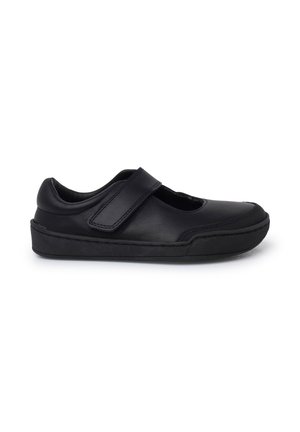 Zapato de cuero negro con una correa de velcro, punta redondeada y suela de goma texturizada. Presenta secciones recortadas para transpirabilidad.