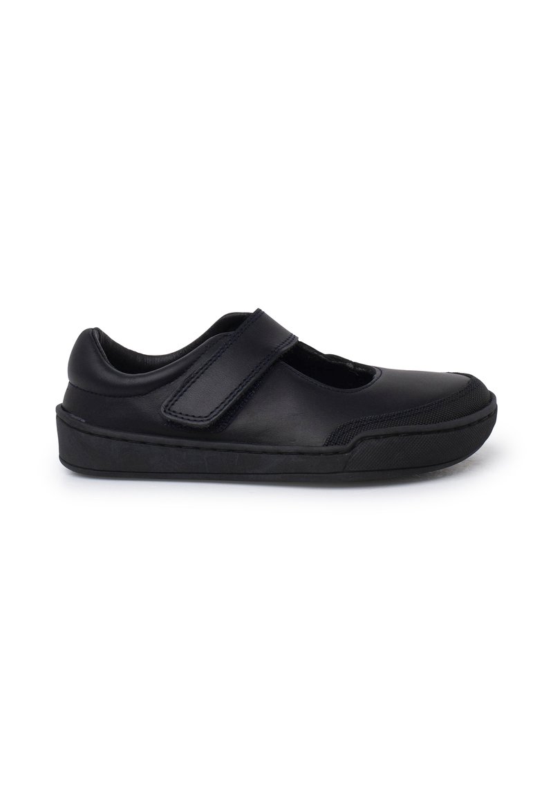 Scarpa in pelle nera con una fascia in velcro, punta arrotondata e suola in gomma testurizzata. Presenta sezioni ritagliate per la traspirabilità.