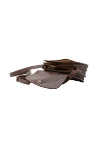 Borsa a spalla in pelle marrone con una texture liscia, dotata di chiusura a patta, tracolla regolabile e scomparti interni per l'organizzazione.
