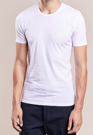 Biała bawełniana koszulka z okrągłym dekoltem i krótkimi rękawami, gładka w dotyku, dopasowany krój, bez widocznych logo ani wzorów.