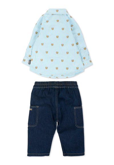 Chemise à manches longues bleu clair rayée avec imprimé ours ; pantalon en denim avec taille élastique et deux grandes poches latérales.