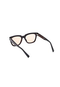 Ochelari de soare negri, cu stil cat-eye și lentile cu nuanță de brun. Cadru gros din plastic lucios, cu brațe drepte și accente hardware subtile.