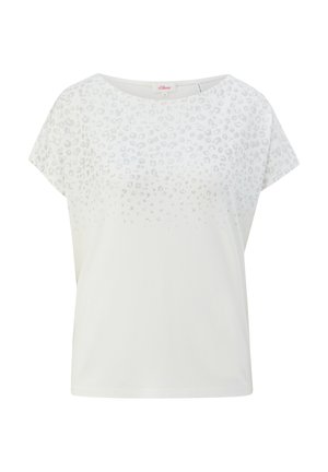 Chemise blanche à manches courtes avec un col rond, présentant un motif discret de léopard gris clair sur la partie supérieure de la poitrine et les épaules.