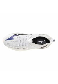 Sneaker bianco con tomaia strutturata, accenti viola e bordo nero. Presenta un motivo di lacci intricato e un tassello sul tallone.