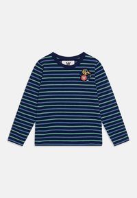Námořnické tričko s dlouhým rukávem, které má střídající se zelené a světle modré pruhy, zdobené grafikou psa a kulatým výstřihem.