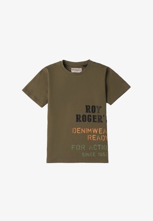 Olivengrünes Baumwoll-T-Shirt mit kurzen Ärmeln, Rundhalsausschnitt und mehrfarbigen Textprints in Schwarz, Orange und Grün.
