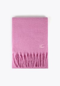Écharpe rose tendre pliée avec extrémités à franges et logo brodé "LC" sur un fond blanc uni.