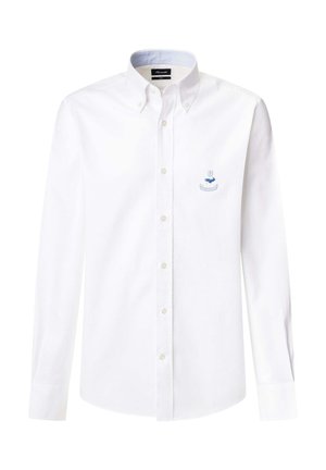 Camisa blanca de manga larga hecha de algodón, con cuello abotonado y un logotipo bordado en azul claro en el lado izquierdo del pecho.