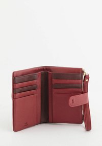 Cartera de cuero rojo con cierre de cremallera, múltiples ranuras para tarjetas y detalles en marrón oscuro. Textura suave y diseño sencillo.