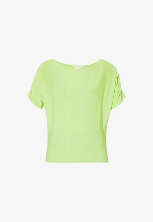Top verde lime a maniche corte con vestibilità morbida; presenta un ampio scollo e dettagli arricciati sulle maniche, realizzato in un tessuto morbido e leggero.