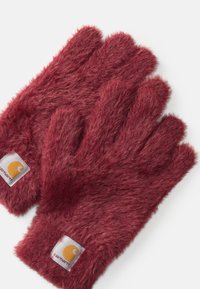 Røde, fluffy hansker med tykk tekstur og et logo-patch. Har et fingerløst design med runde spisser og en myk, varm utseende.