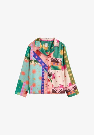 Mitmevärviline pidžaamapluus, millel on päikese ja tähe mustrite segu, krae, eesmine tasku ja pikad varrukad, valmistatud siledast kangast.