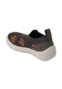 Czarne, dziane buty wsuwane z pomarańczowym wzorem znaku pokoju, teksturowanym szarym akcentem na pięcie oraz białą gumową podeszwą z wzorem w kompozycie. 