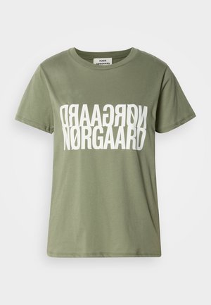 Olivgrünes Baumwoll-T-Shirt mit kurzen Ärmeln, ausgestattet mit einem großen weißen umgedrehten Textdesign "NØRGAARD" in der Mitte. Runder Halsausschnitt.
