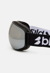 Skibriller med en sort ramme og spejlobjektiv, med blød skumpolstring og et justerbart sort bånd med hvid logo-detaljering.