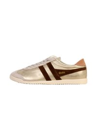Basket en or métallique avec des bandes en suède brun, semelle blanche et accent en cuir beige au niveau du talon ; présente un design classique à lacets et une finition texturée.