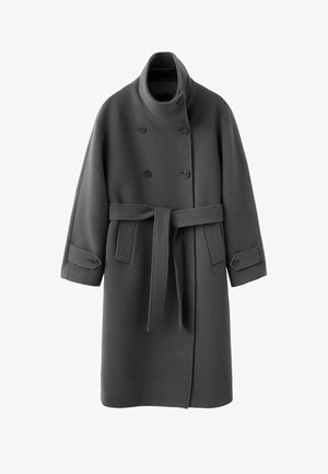 Manteau en laine grise avec col montant, design croisé, manches longues et ceinture assortie en tissu. Matière texturée avec des boutons.