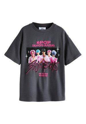 Dunkelgraues T-Shirt mit bunten animierten K-Pop-Charakteren und pinkem Text mit der Aufschrift "KPOP DEMON HUNTERS SAITBOYS JOIN THE PRIDE WE NEED YOU."