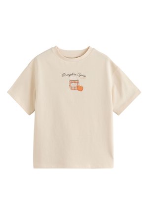 Beige kortærmet t-shirt med et lille ternet græskar krydderiglas og græskar grafik samt teksten "Pumpkin Spice EST. 2003" på brystet.