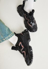 QUANTICO - Sporta apavi - black