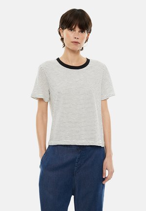 Gestreepte t-shirt met korte mouwen in wit en zwart, met een zwarte ronde hals. Zachte stof, losse pasvorm, minimale stikdetails aan de zoom.