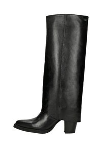 Czarny, sięgający kolana but ze skóry o gładkiej fakturze, z kanciastym noskiem i obcasem typu słupek. Charakteryzuje się eleganckim, minimalistycznym designem z prostą cholewką.