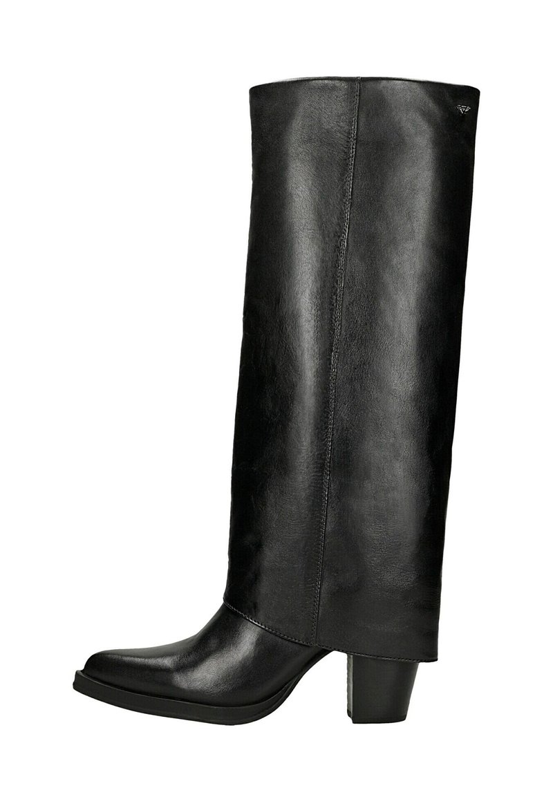 Czarny, sięgający kolana but ze skóry o gładkiej fakturze, z kanciastym noskiem i obcasem typu słupek. Charakteryzuje się eleganckim, minimalistycznym designem z prostą cholewką.