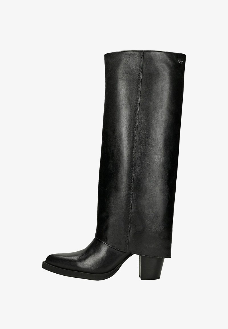 Czarny, sięgający kolana but ze skóry o gładkiej fakturze, z kanciastym noskiem i obcasem typu słupek. Charakteryzuje się eleganckim, minimalistycznym designem z prostą cholewką.