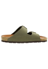 Grön läder sandal med glidsula och två spännen, korkfotbädd och en texturerad gummisula. Har en öppen design och rundad tå.
